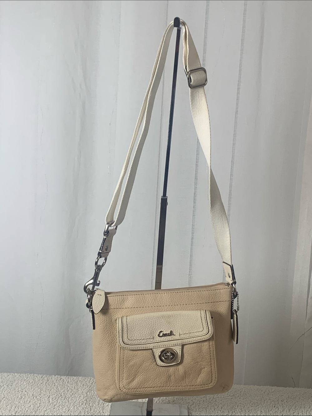 GUC Coach Beige Crossbody Bag - Picture 5 of 9